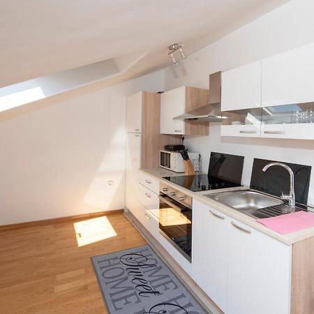 Sunny Attic Apartment With Balcony & Modern City Apartment With Outdoor Area, No Balcony Trogir Bagian luar foto