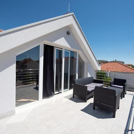 Sunny Attic Apartment With Balcony & Modern City Apartment With Outdoor Area, No Balcony Trogir Bagian luar foto