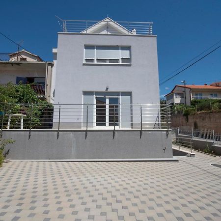 Sunny Attic Apartment With Balcony & Modern City Apartment With Outdoor Area, No Balcony Trogir Bagian luar foto