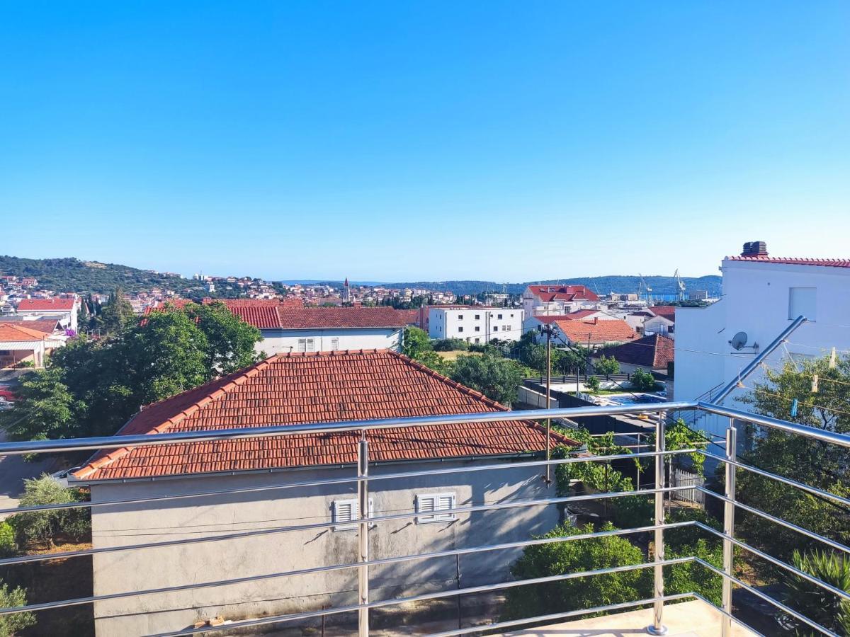 Sunny Attic Apartment With Balcony & Modern City Apartment With Outdoor Area, No Balcony Trogir Bagian luar foto