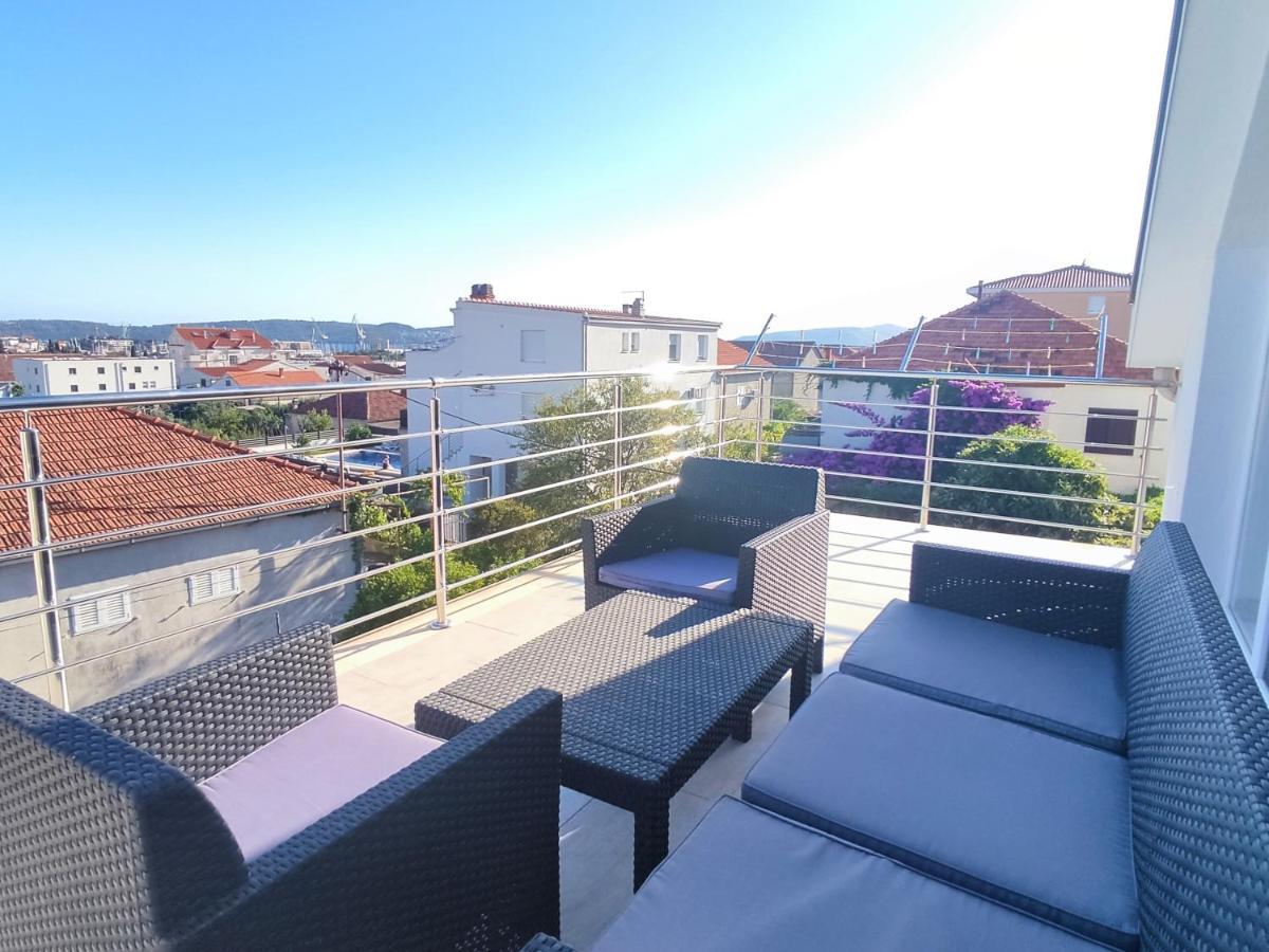Sunny Attic Apartment With Balcony & Modern City Apartment With Outdoor Area, No Balcony Trogir Bagian luar foto