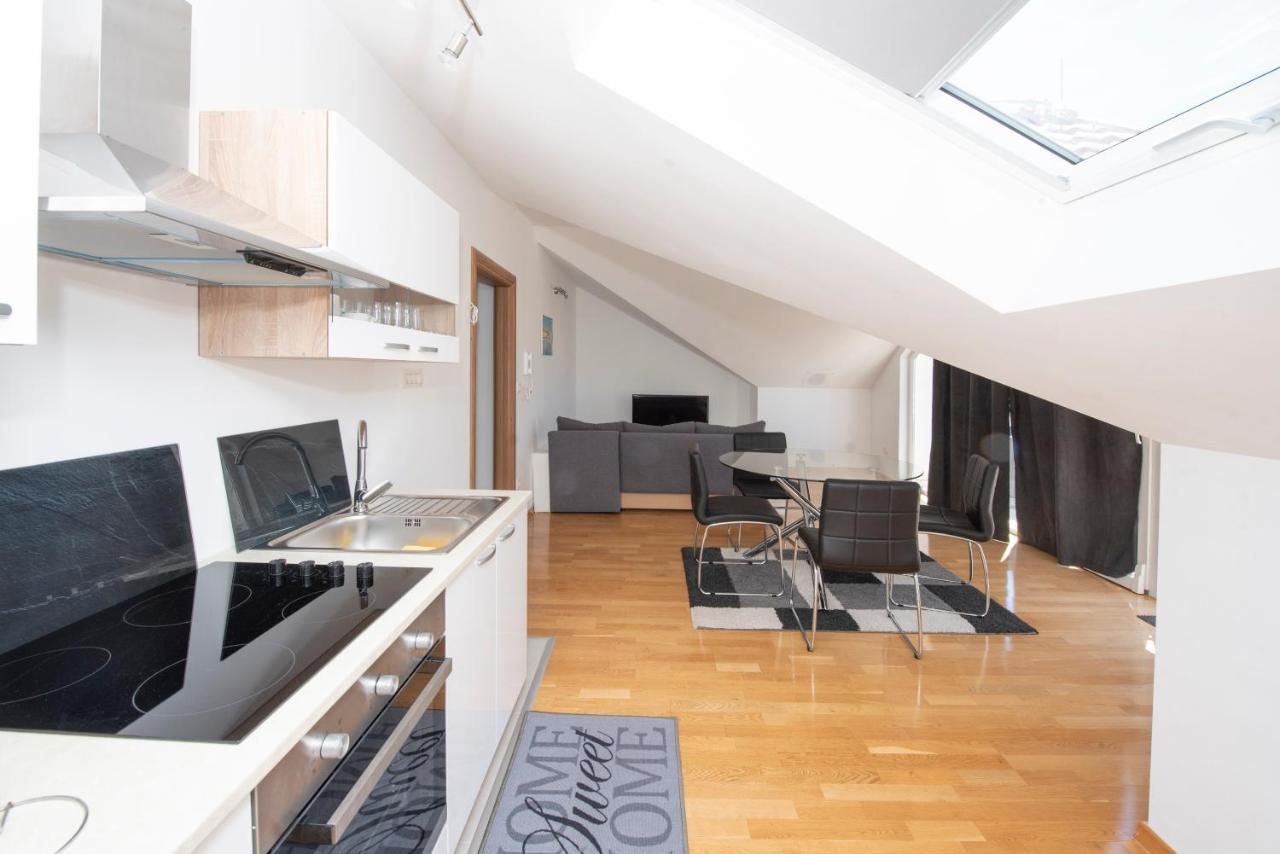 Sunny Attic Apartment With Balcony & Modern City Apartment With Outdoor Area, No Balcony Trogir Bagian luar foto