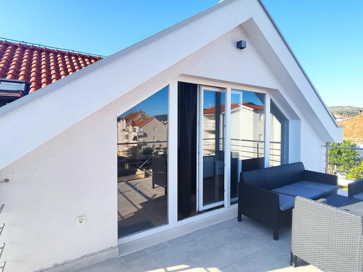 Sunny Attic Apartment With Balcony & Modern City Apartment With Outdoor Area, No Balcony Trogir Bagian luar foto