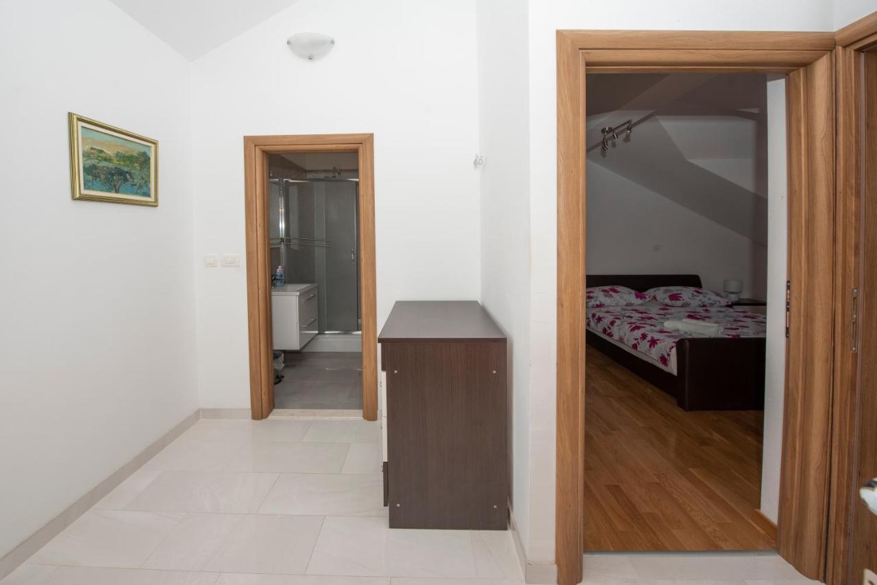Sunny Attic Apartment With Balcony & Modern City Apartment With Outdoor Area, No Balcony Trogir Bagian luar foto