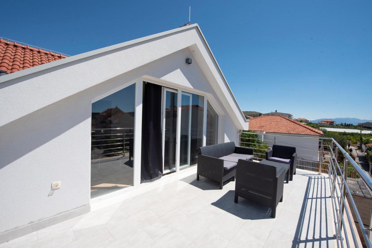 Sunny Attic Apartment With Balcony & Modern City Apartment With Outdoor Area, No Balcony Trogir Bagian luar foto