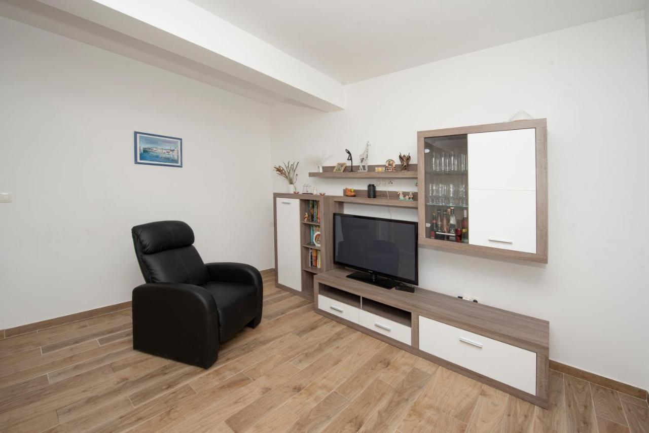 Sunny Attic Apartment With Balcony & Modern City Apartment With Outdoor Area, No Balcony Trogir Bagian luar foto