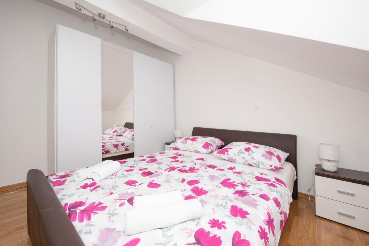Sunny Attic Apartment With Balcony & Modern City Apartment With Outdoor Area, No Balcony Trogir Bagian luar foto