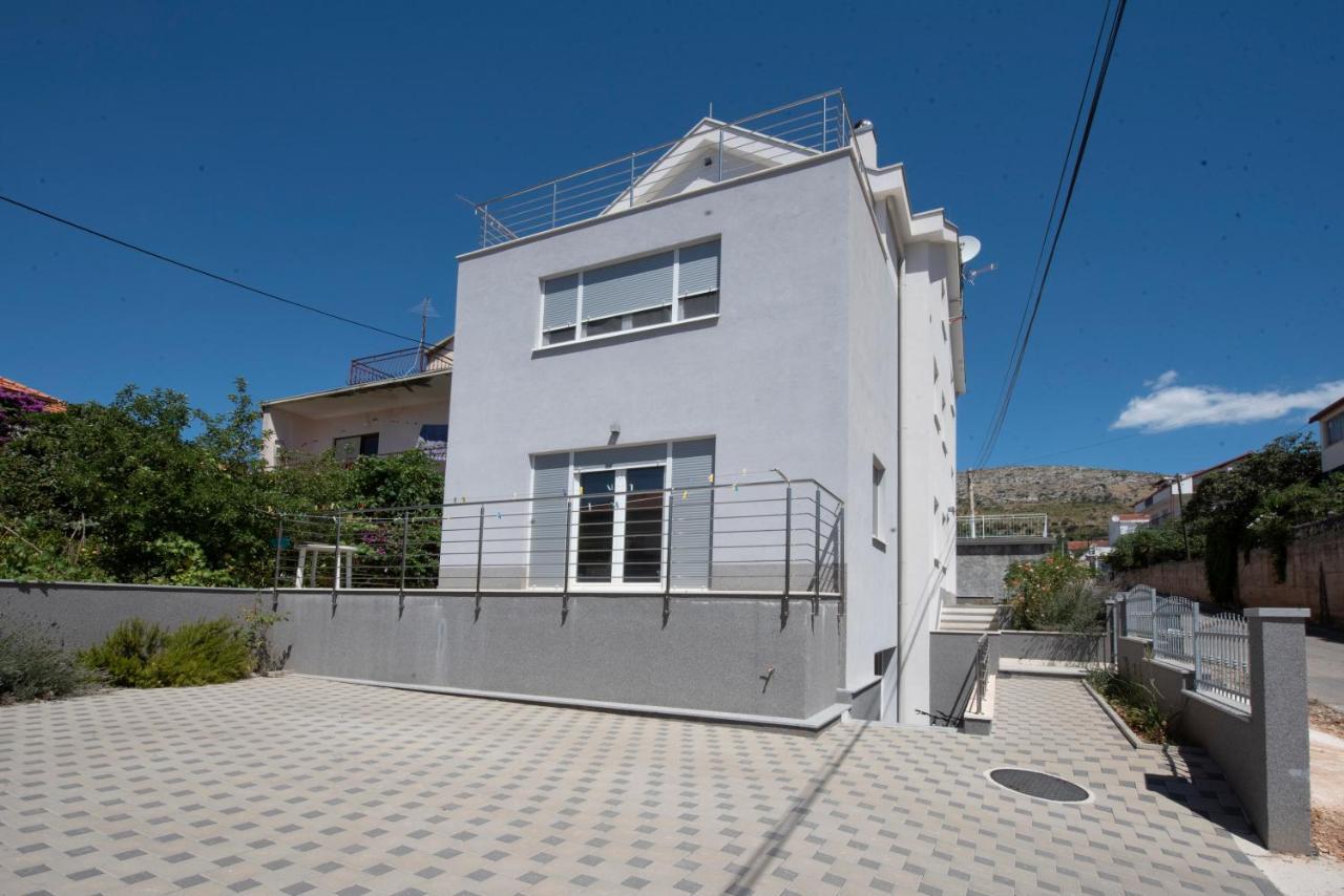 Sunny Attic Apartment With Balcony & Modern City Apartment With Outdoor Area, No Balcony Trogir Bagian luar foto