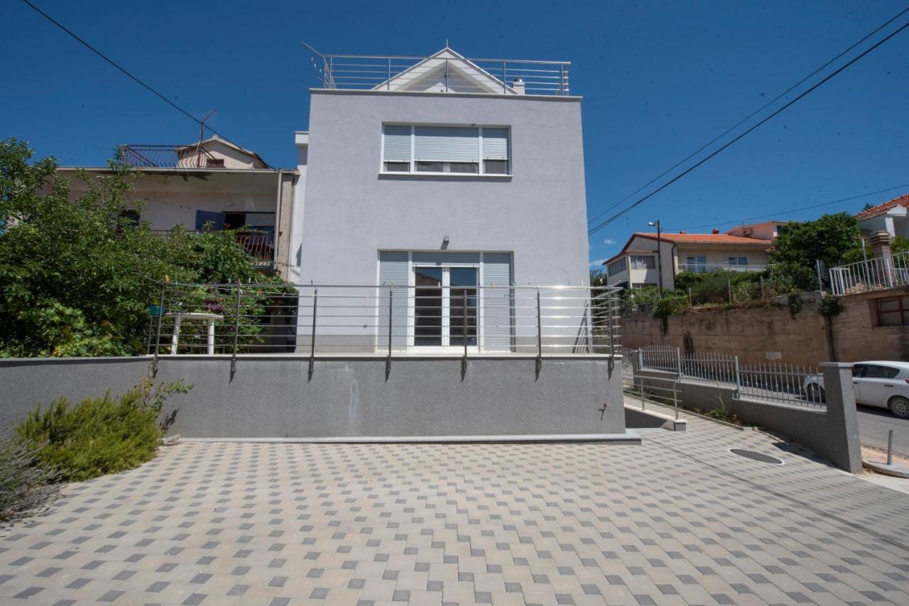 Sunny Attic Apartment With Balcony & Modern City Apartment With Outdoor Area, No Balcony Trogir Bagian luar foto