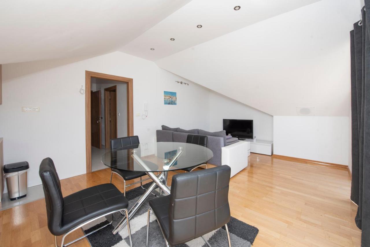 Sunny Attic Apartment With Balcony & Modern City Apartment With Outdoor Area, No Balcony Trogir Bagian luar foto