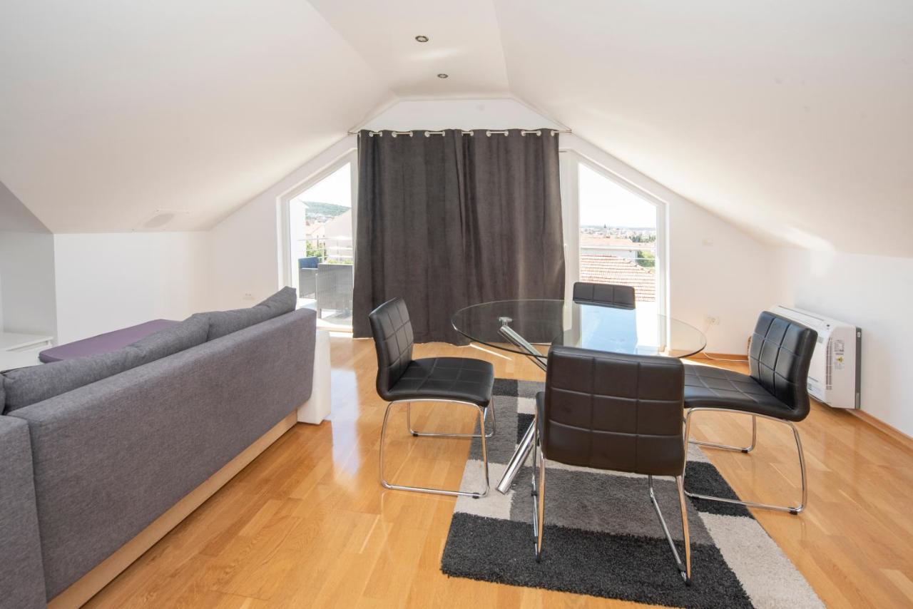Sunny Attic Apartment With Balcony & Modern City Apartment With Outdoor Area, No Balcony Trogir Bagian luar foto