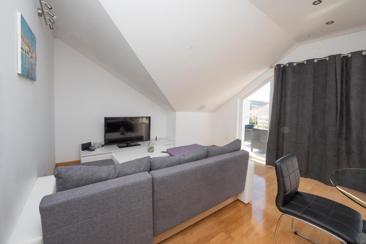 Sunny Attic Apartment With Balcony & Modern City Apartment With Outdoor Area, No Balcony Trogir Bagian luar foto