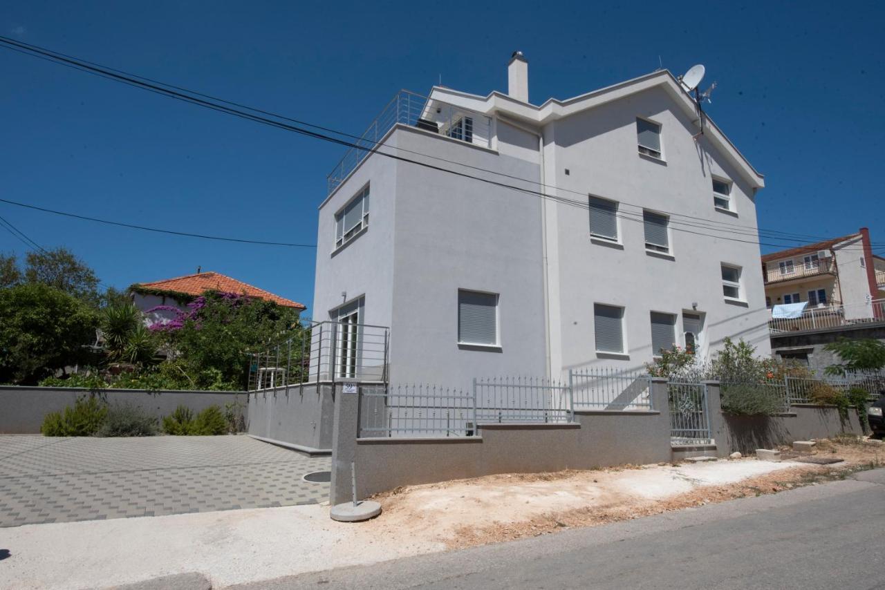 Sunny Attic Apartment With Balcony & Modern City Apartment With Outdoor Area, No Balcony Trogir Bagian luar foto