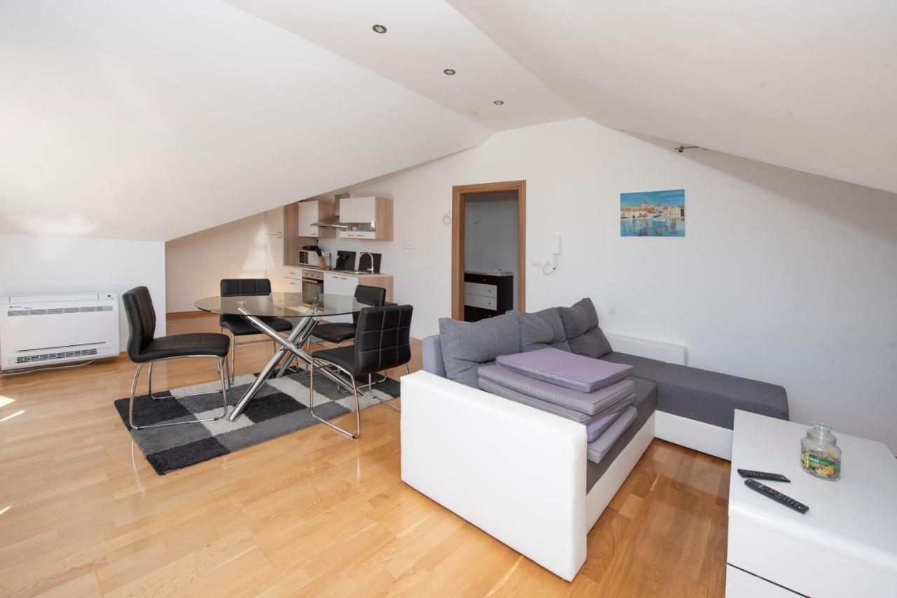 Sunny Attic Apartment With Balcony & Modern City Apartment With Outdoor Area, No Balcony Trogir Bagian luar foto