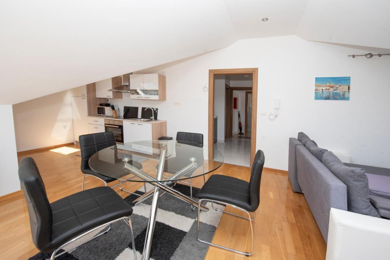 Sunny Attic Apartment With Balcony & Modern City Apartment With Outdoor Area, No Balcony Trogir Bagian luar foto