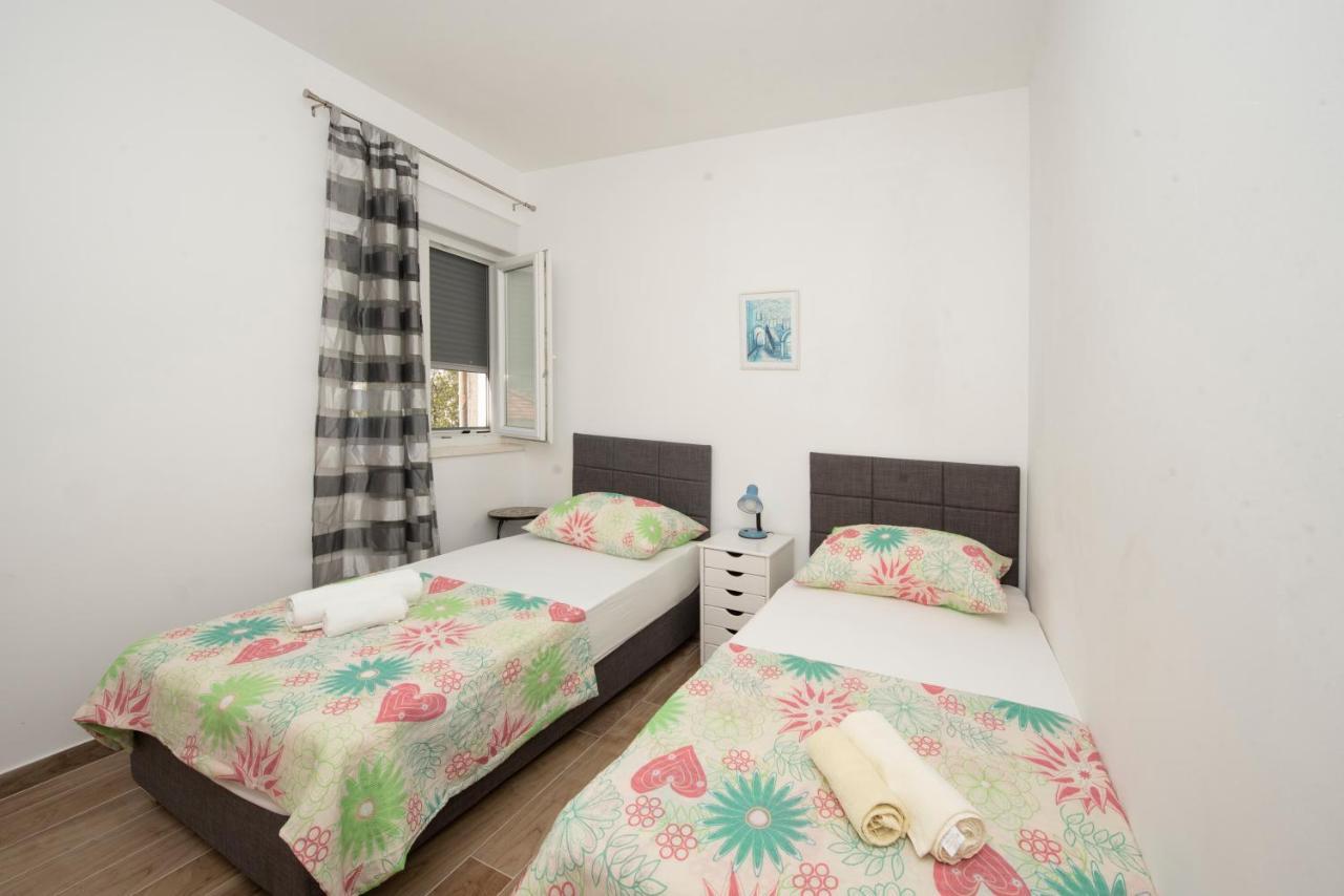 Sunny Attic Apartment With Balcony & Modern City Apartment With Outdoor Area, No Balcony Trogir Bagian luar foto