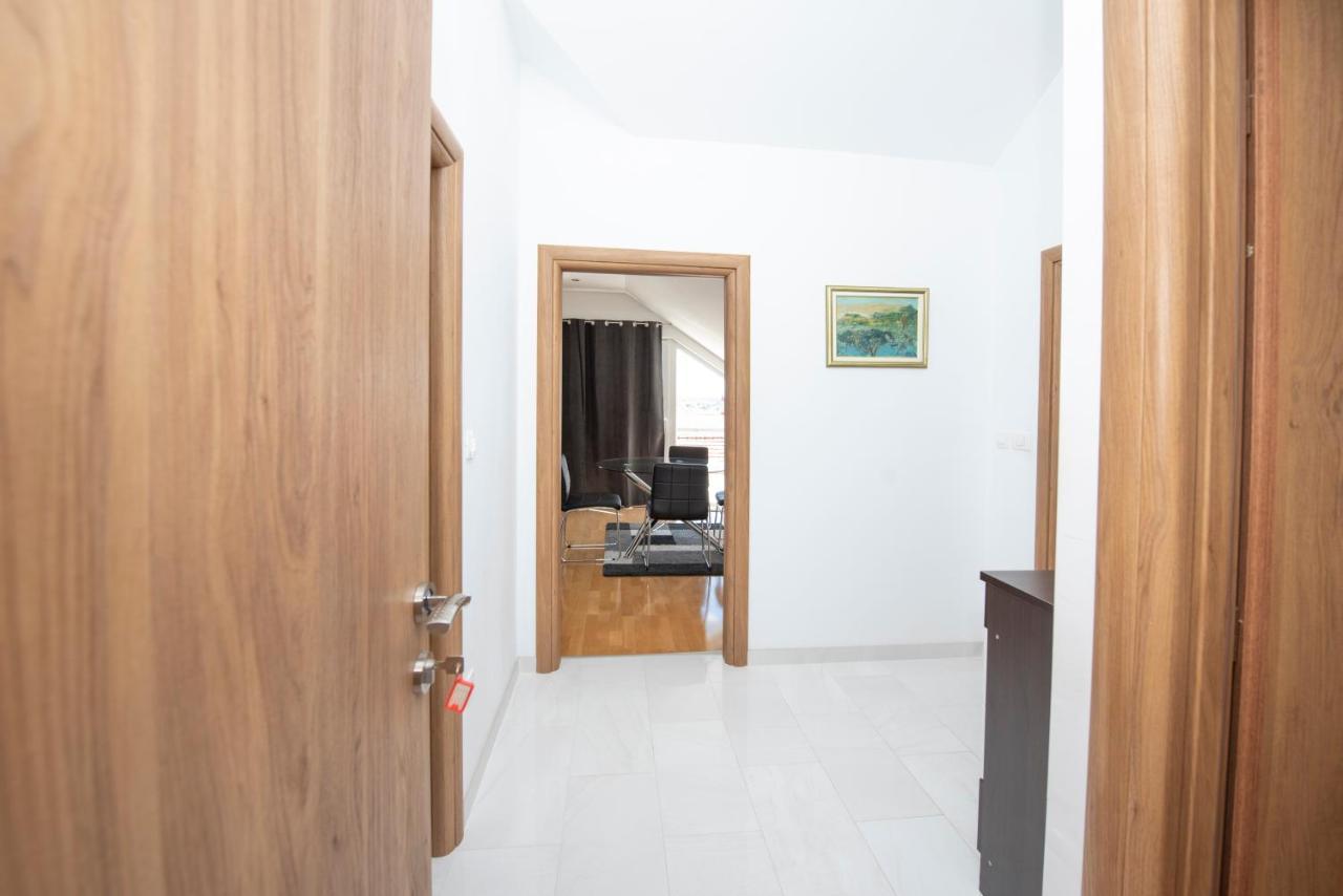 Sunny Attic Apartment With Balcony & Modern City Apartment With Outdoor Area, No Balcony Trogir Bagian luar foto