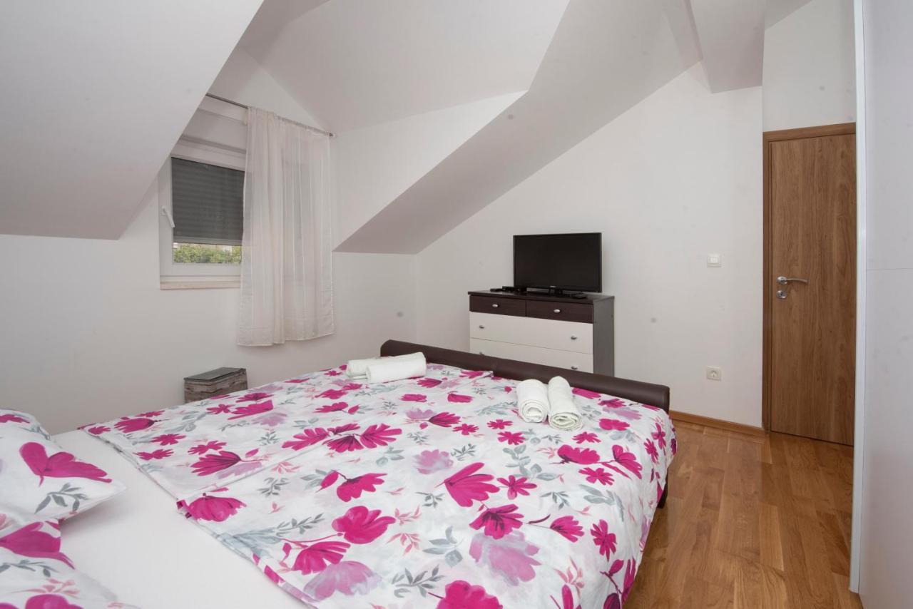 Sunny Attic Apartment With Balcony & Modern City Apartment With Outdoor Area, No Balcony Trogir Bagian luar foto