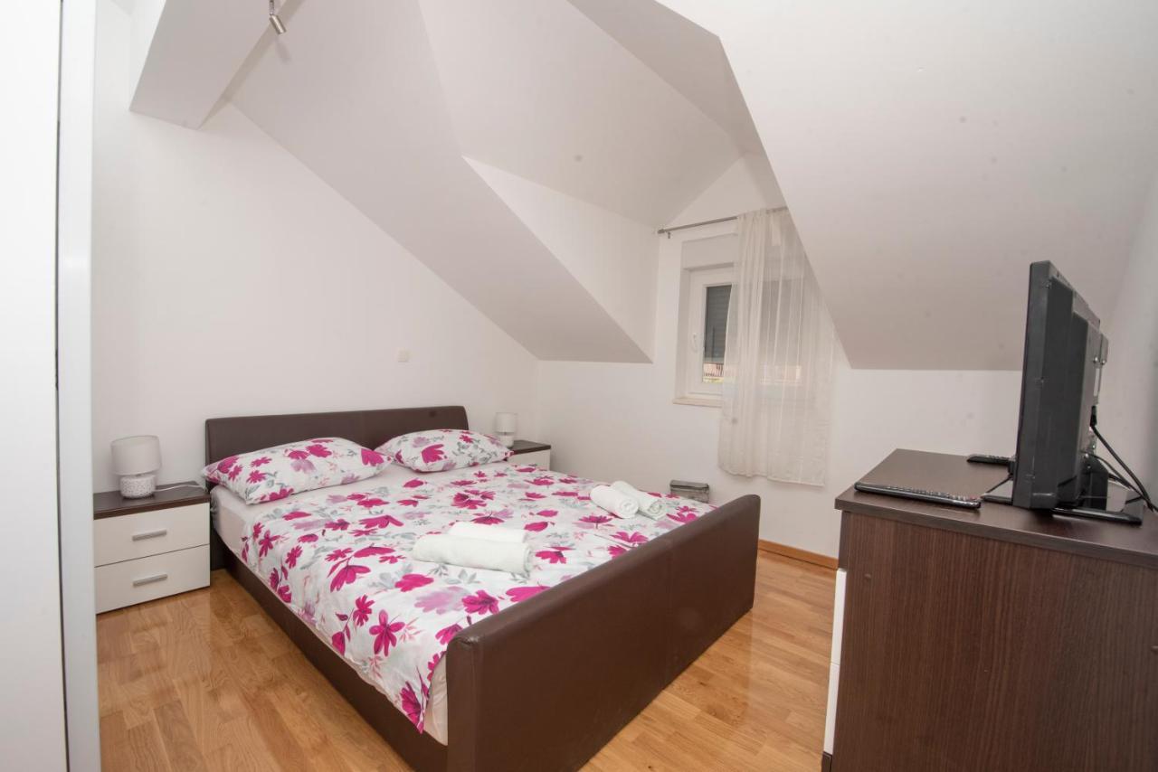 Sunny Attic Apartment With Balcony & Modern City Apartment With Outdoor Area, No Balcony Trogir Bagian luar foto