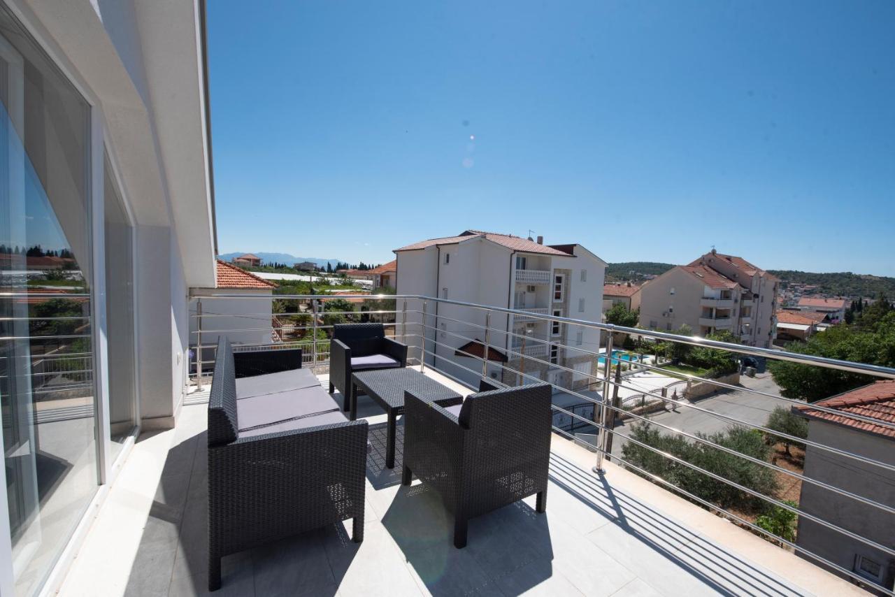 Sunny Attic Apartment With Balcony & Modern City Apartment With Outdoor Area, No Balcony Trogir Bagian luar foto